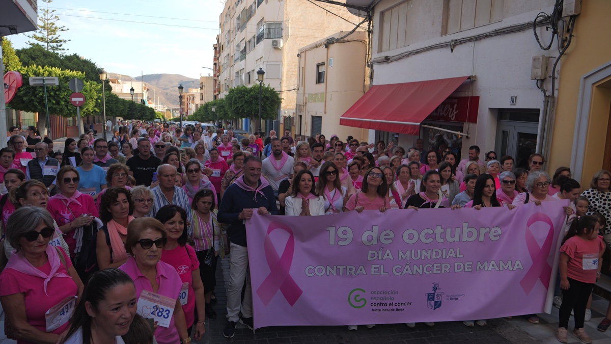 Berja se vuelca en la XI Marcha contra el cáncer de mama y recauda 1.640 euros para la AECC
